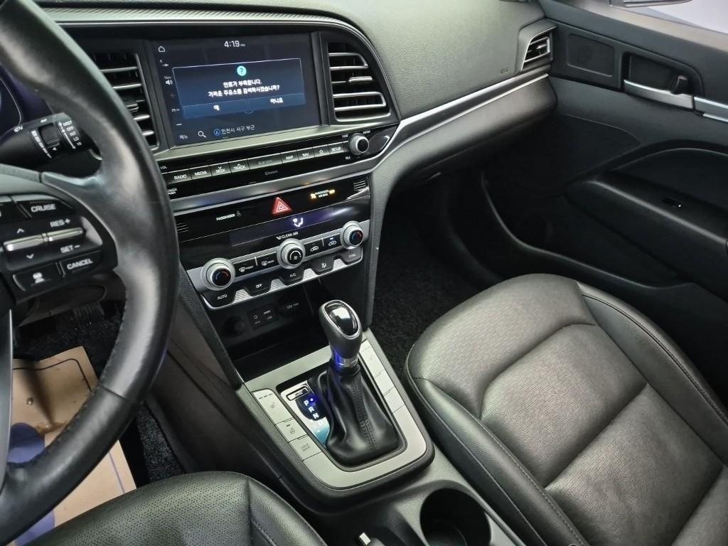 HYUNDAI Avante - Vista 10