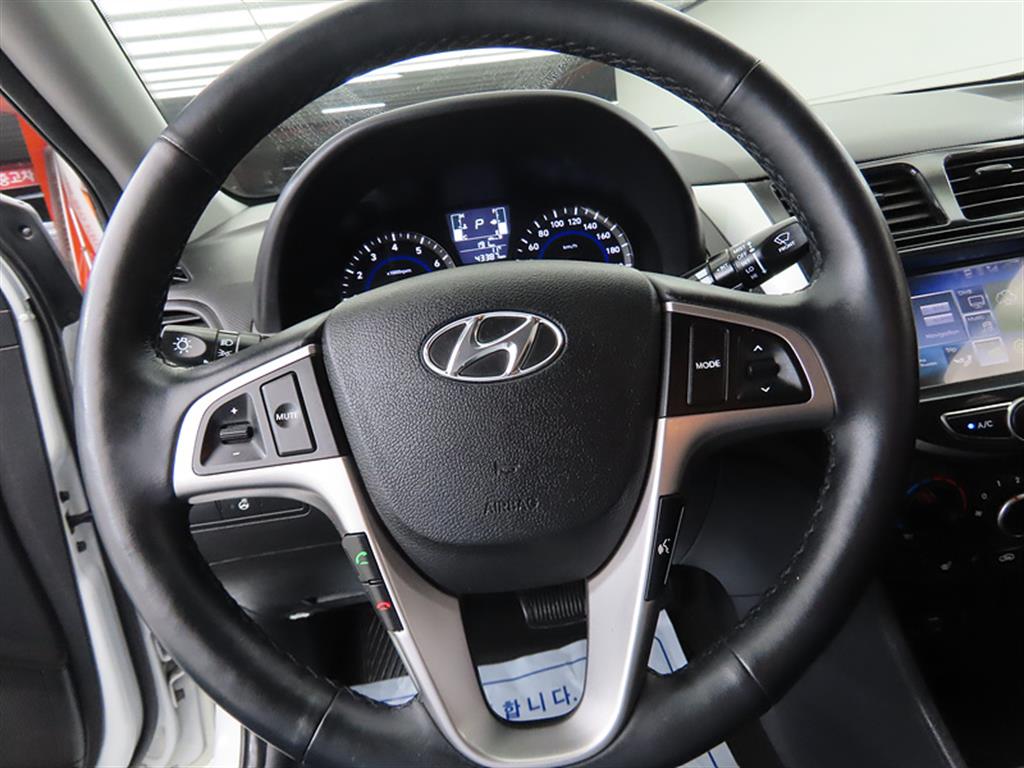 HYUNDAI Accent - Vista 8