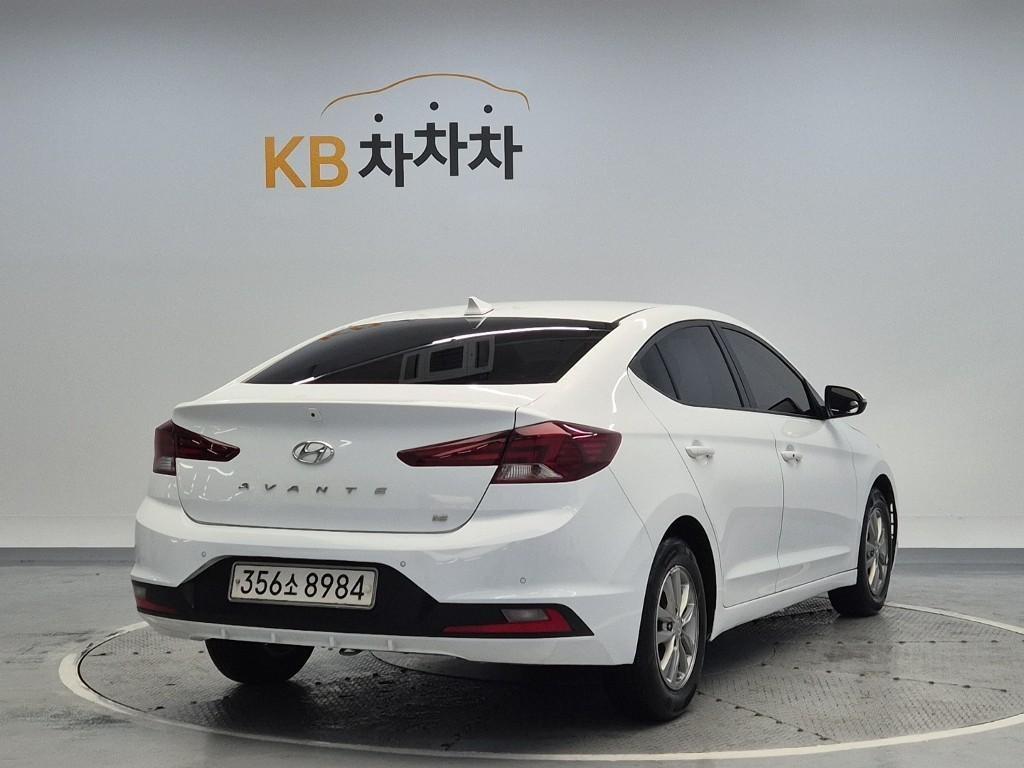 HYUNDAI Avante - Vista 3