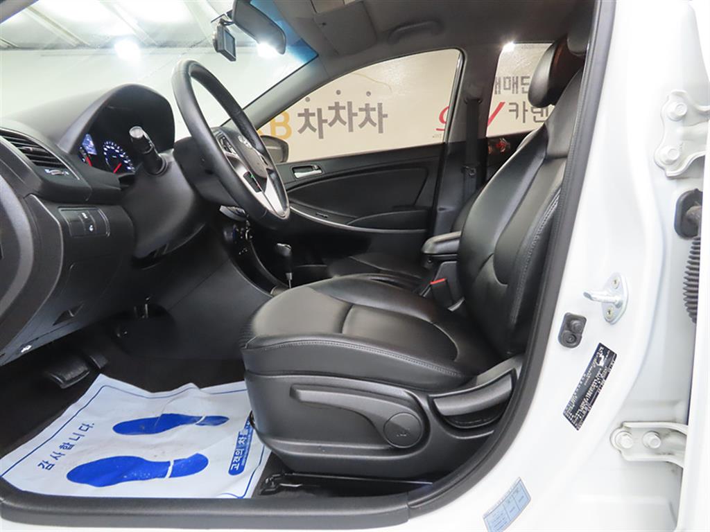 HYUNDAI Accent - Vista 5