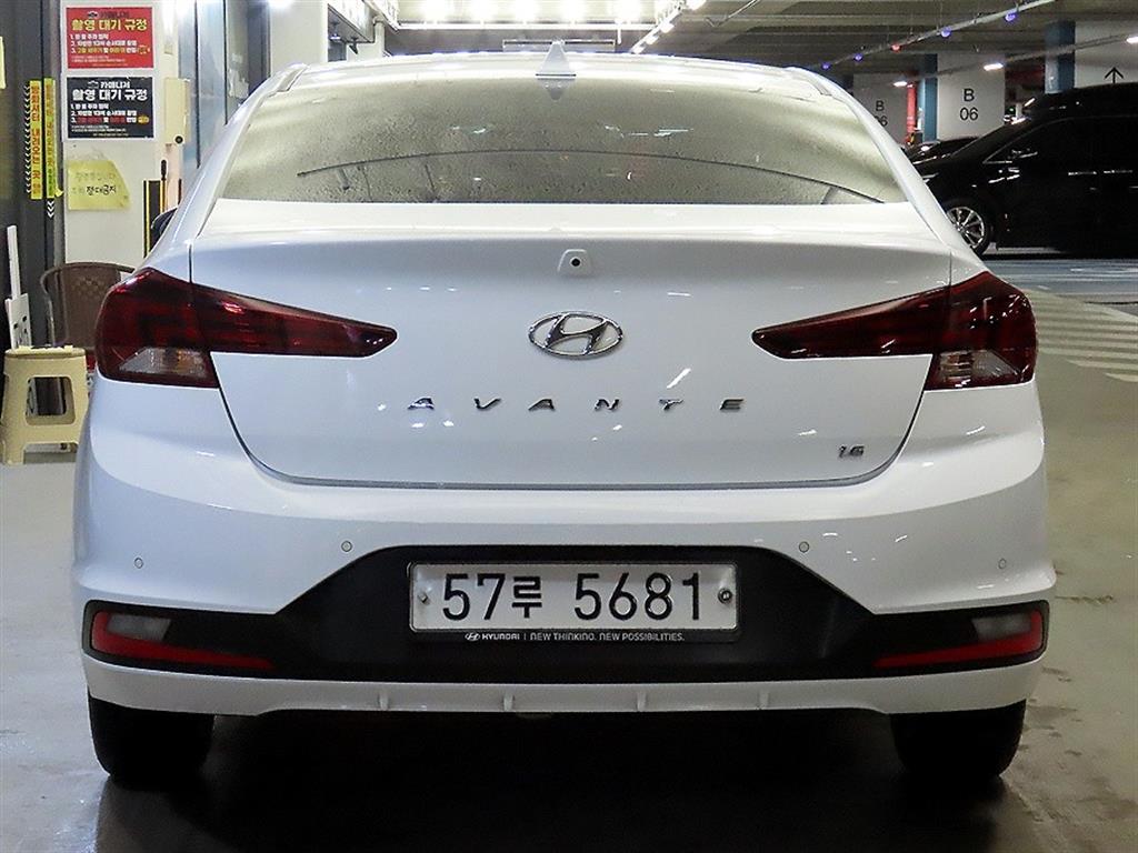 HYUNDAI Avante - Vista 5