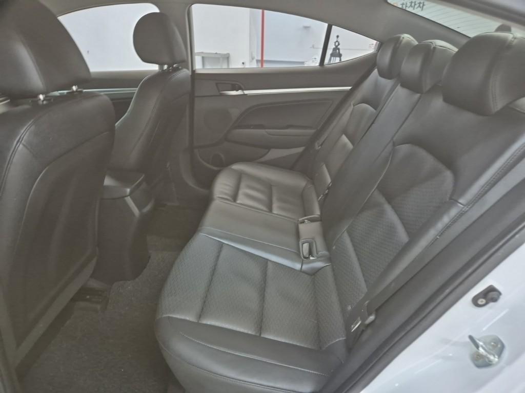 HYUNDAI Avante - Vista 12