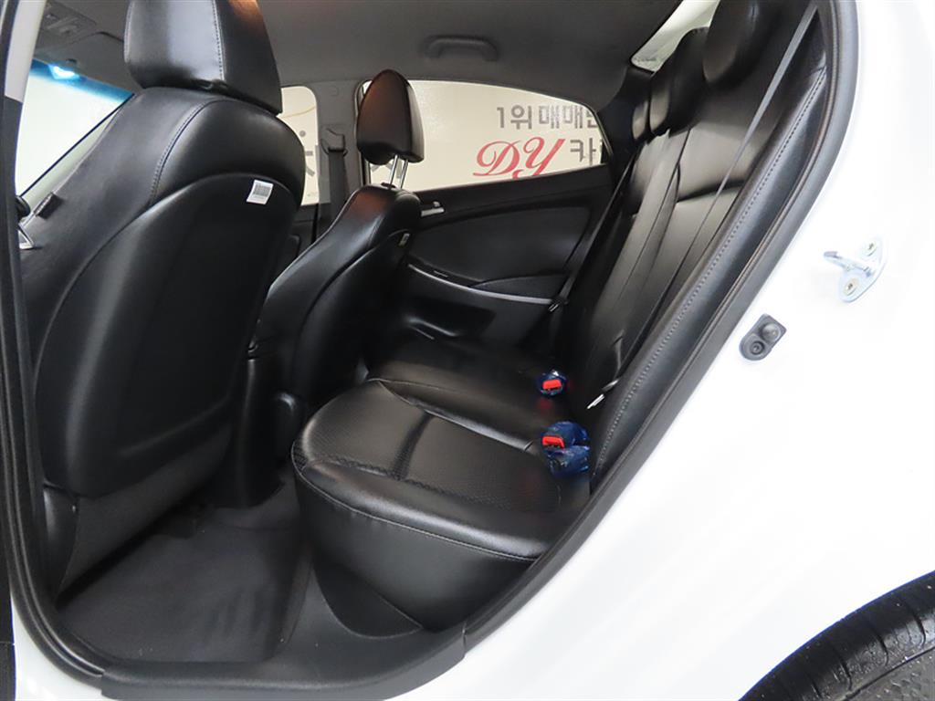 HYUNDAI Accent - Vista 6