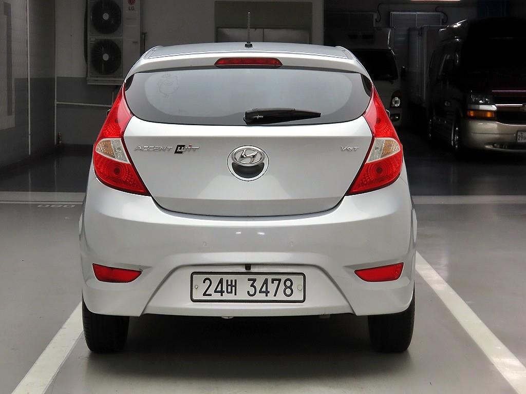 HYUNDAI Accent - Vista 3
