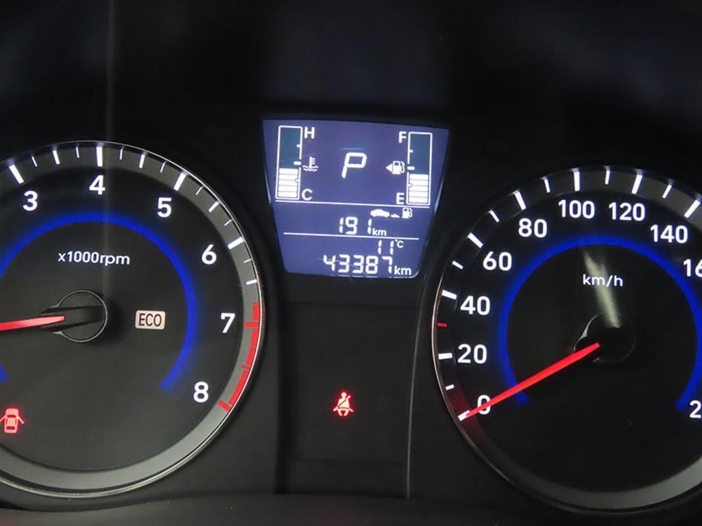 HYUNDAI Accent - Vista 9