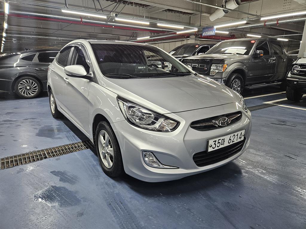 HYUNDAI Accent - Vista 2