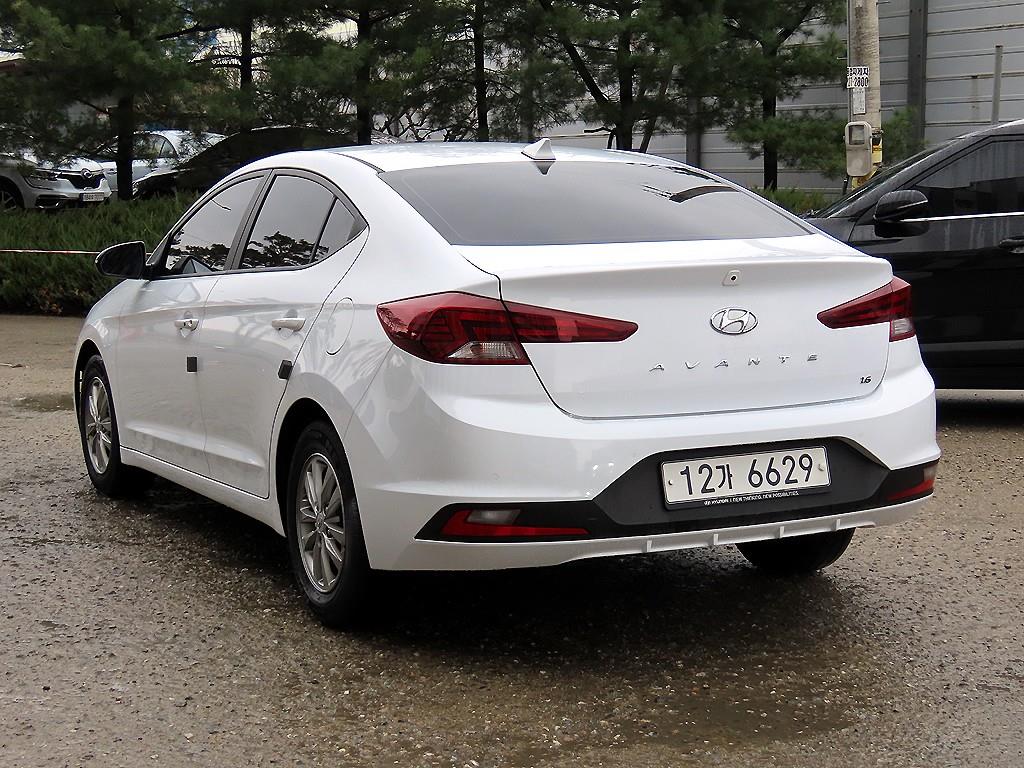 HYUNDAI Avante - Vista 3