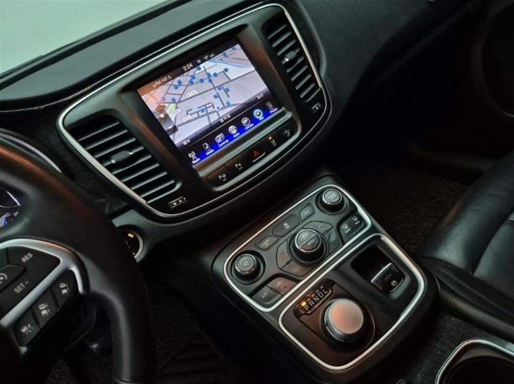 Chrysler 200 - Vista 10