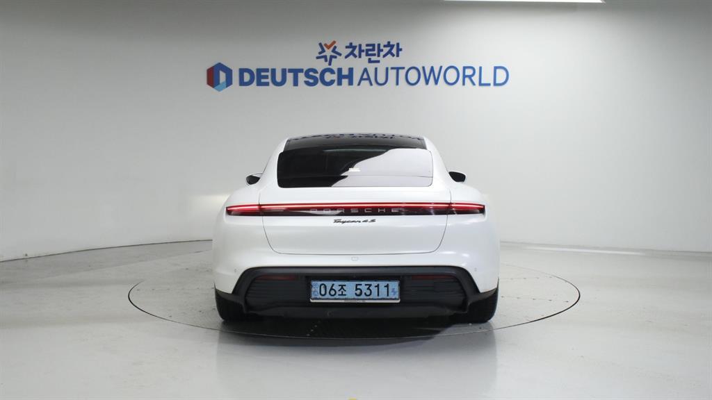 Porsche Taycan - Vista 4