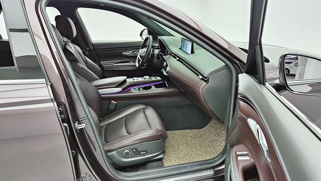 Genesis GV70 - Vista 10