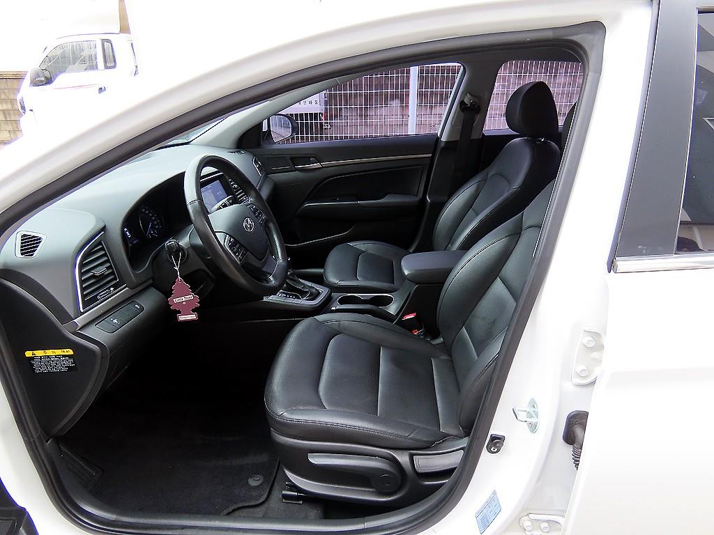 HYUNDAI Avante - Vista 5