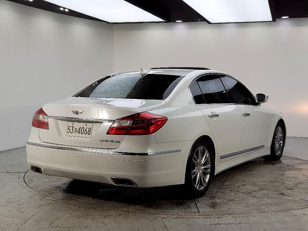 HYUNDAI Genesis - Vista 4