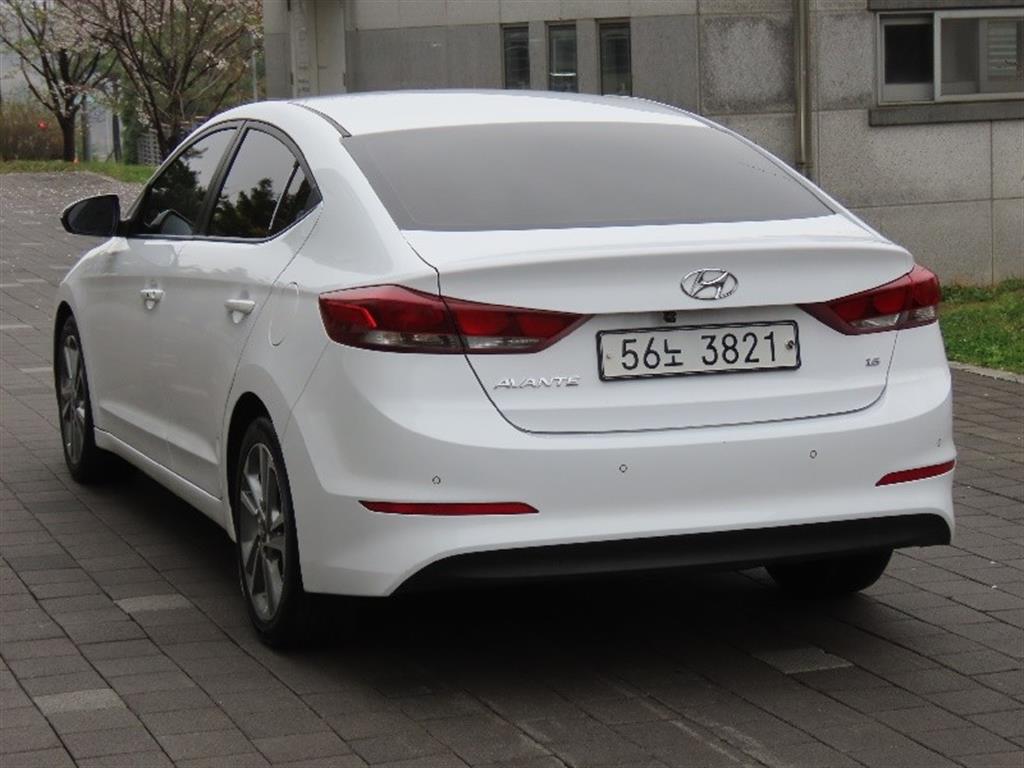 HYUNDAI Avante - Vista 7