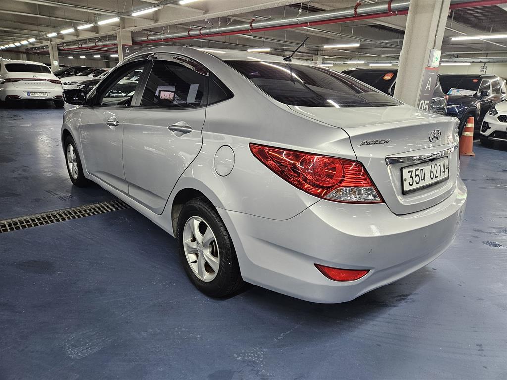 HYUNDAI Accent - Vista 3