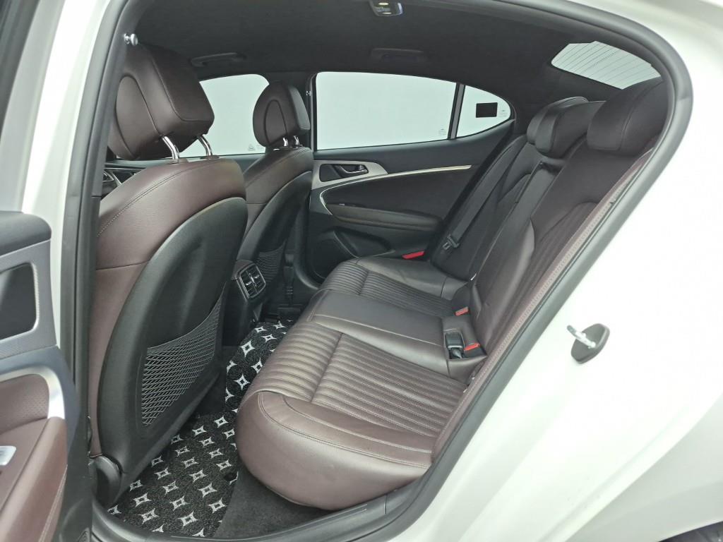 Genesis G70 - Vista 12