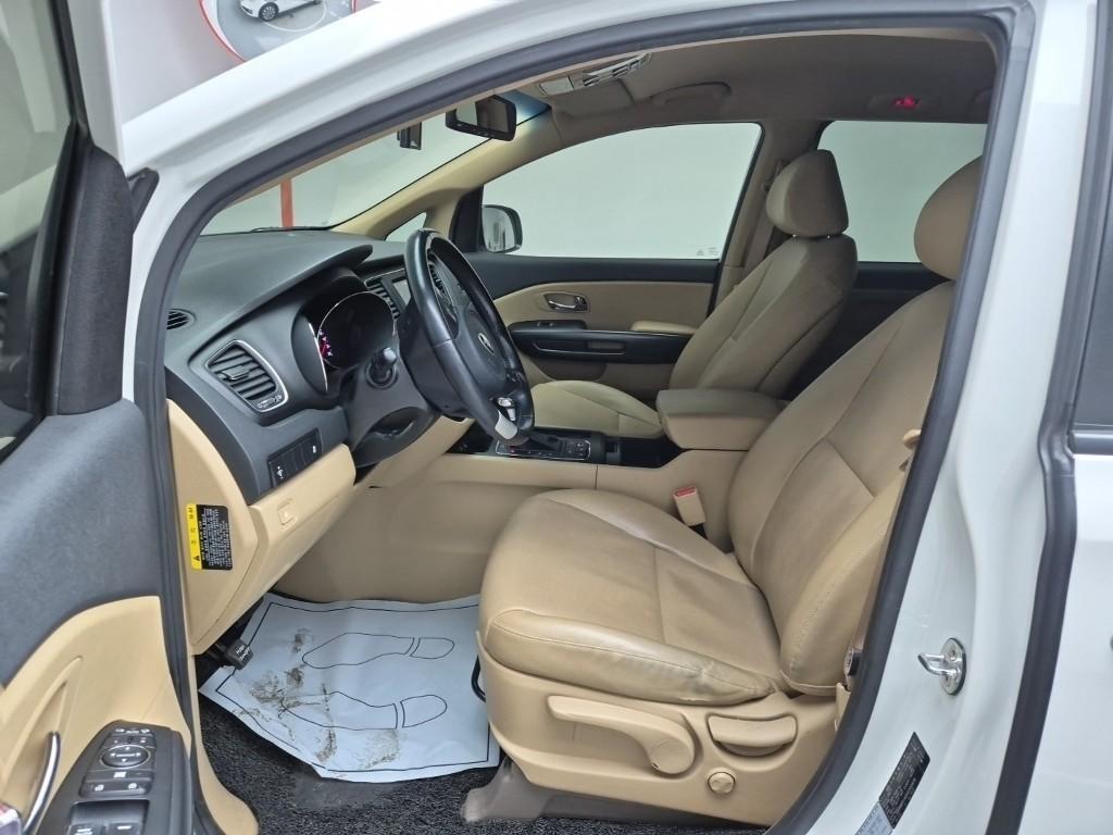 KIA Carnival - Vista 11
