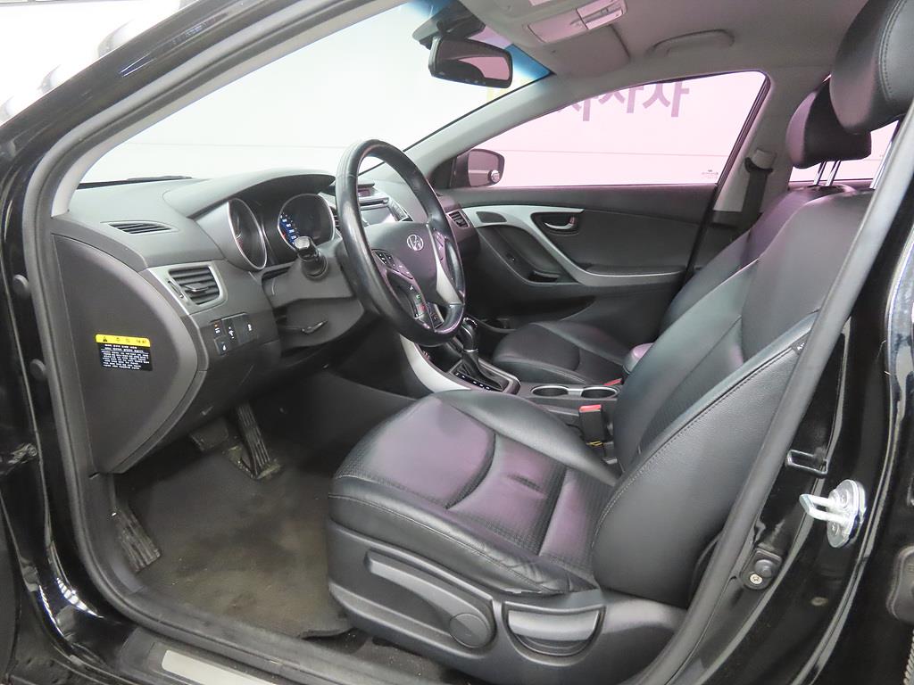 HYUNDAI Avante - Vista 5