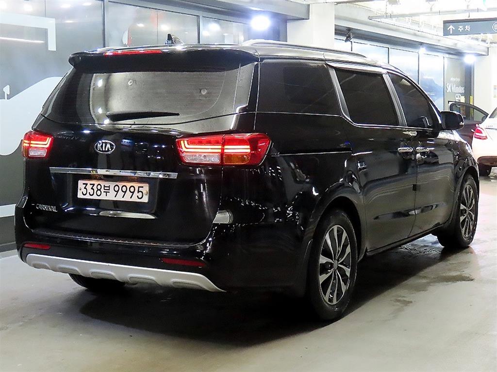 KIA Carnival - Vista 4