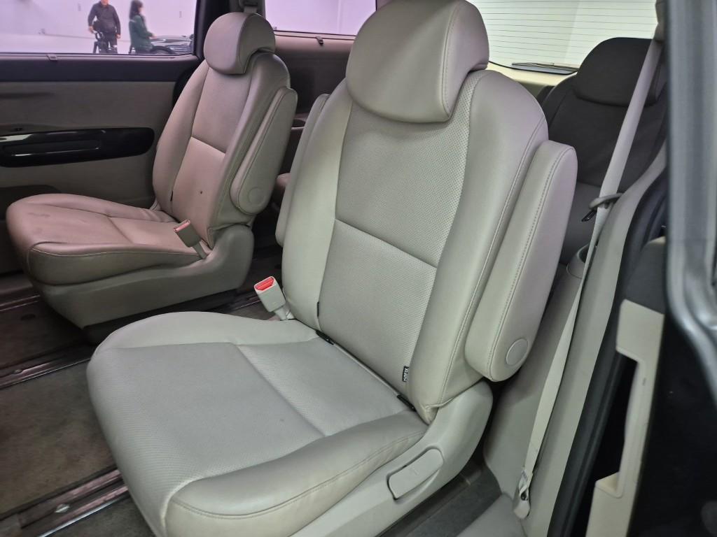 KIA Carnival - Vista 12
