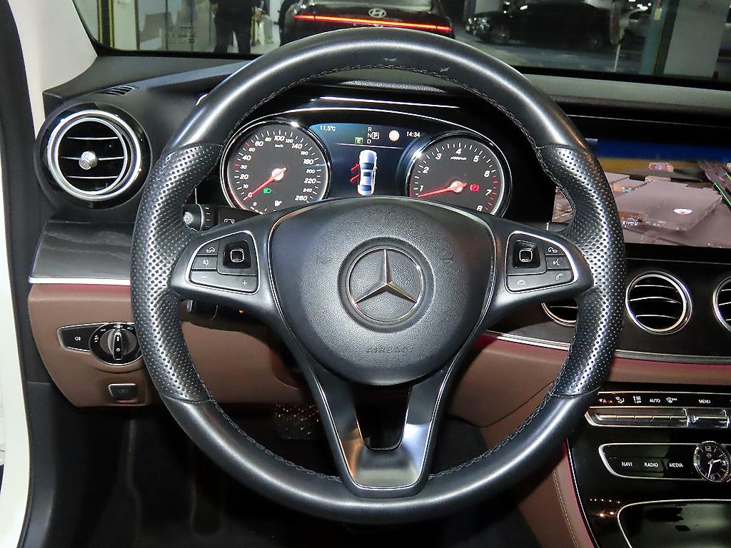 Mercedes Benz E class - Vista 8