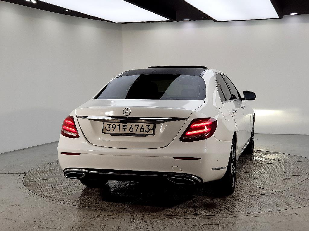 Mercedes Benz E class - Vista 3