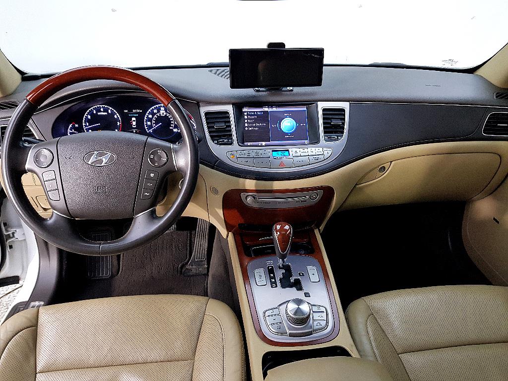 HYUNDAI Genesis - Vista 5