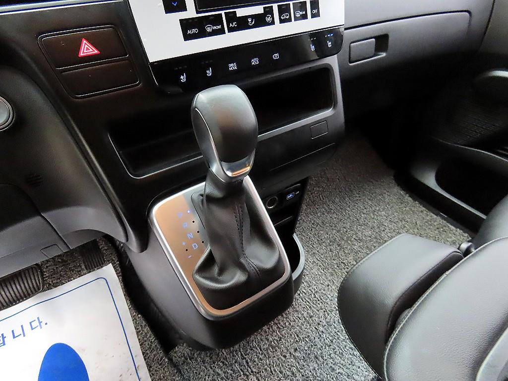 HYUNDAI Staria - Vista 10