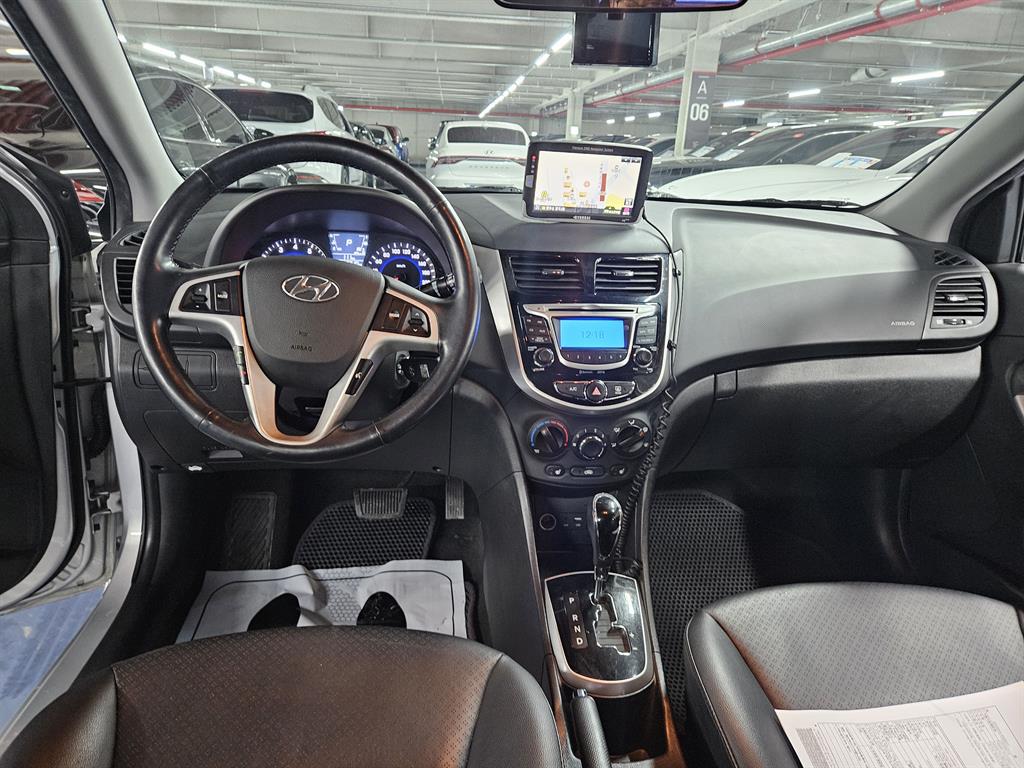 HYUNDAI Accent - Vista 6