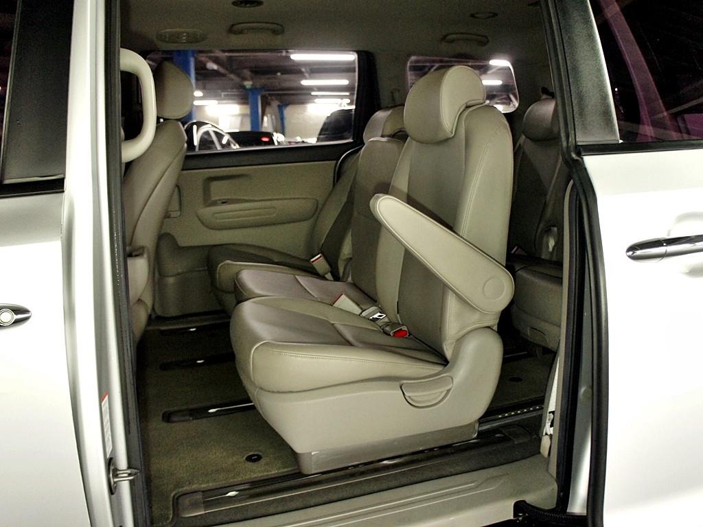 KIA Carnival - Vista 11