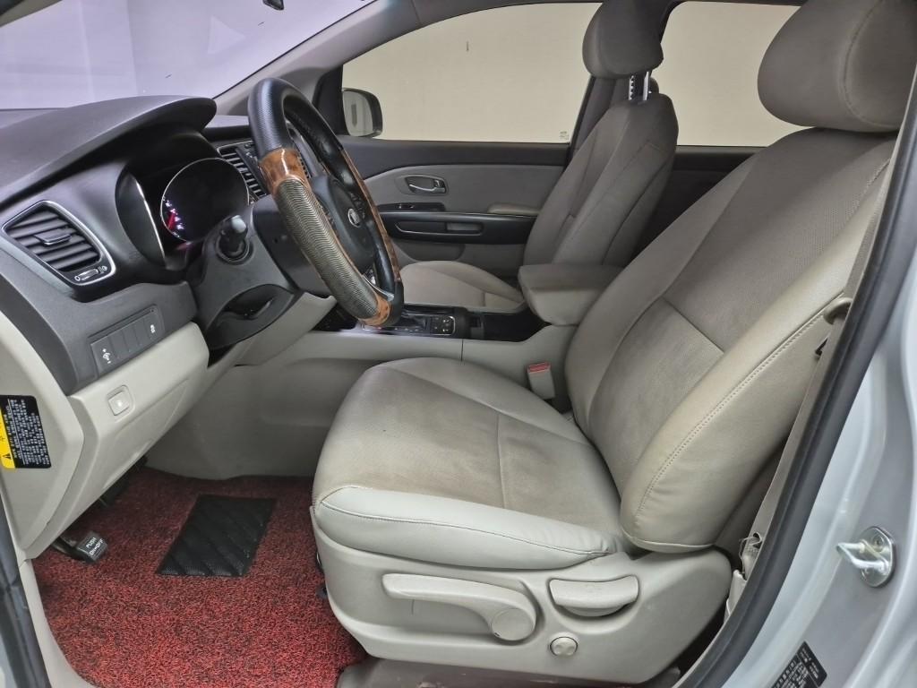 KIA Carnival - Vista 11