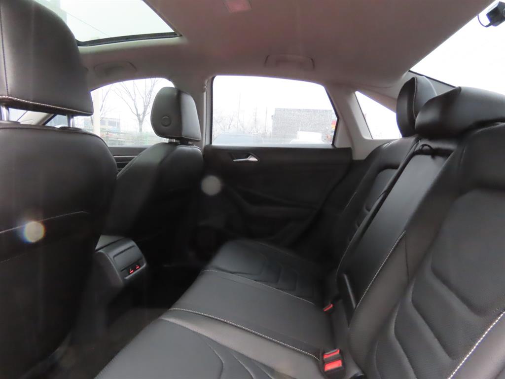 Volkswagen Jetta - Vista 11