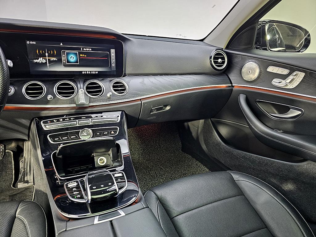 Mercedes Benz E class - Vista 10