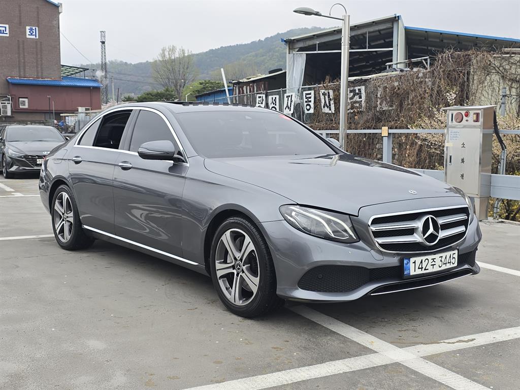 Mercedes Benz E class - Vista 3
