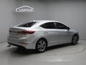 HYUNDAI Avante - Vista 8