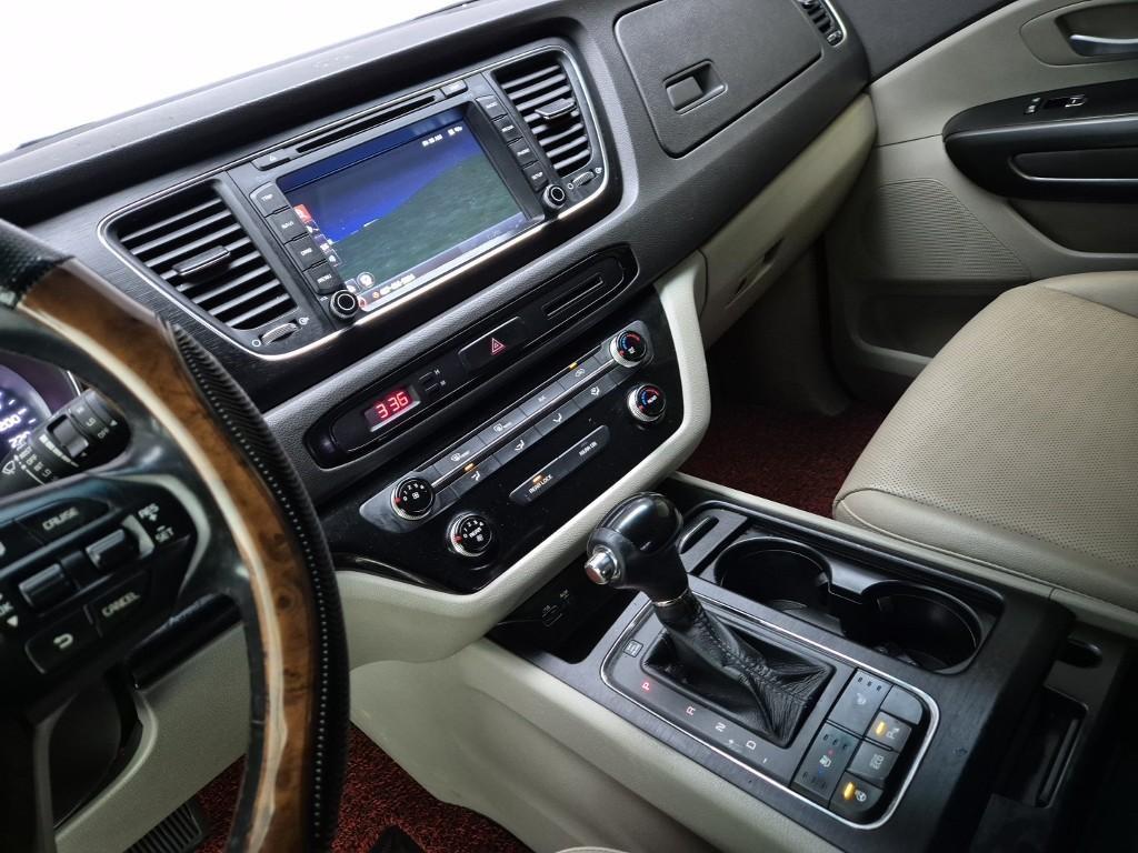 KIA Carnival - Vista 10