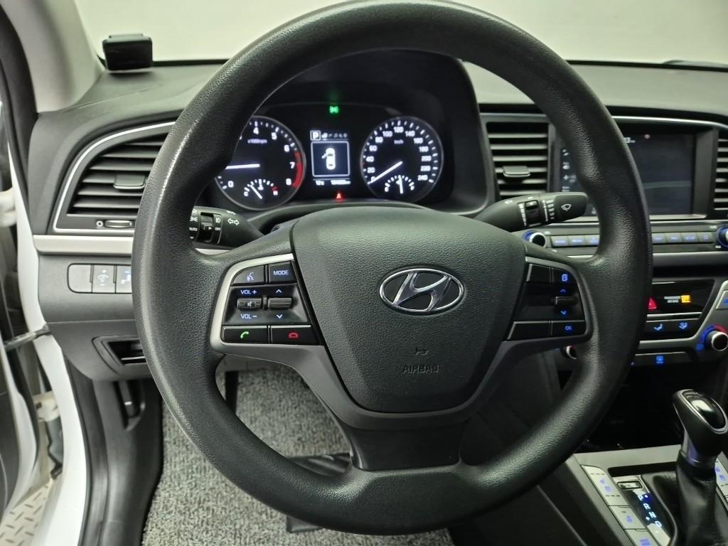 HYUNDAI Avante - Vista 9