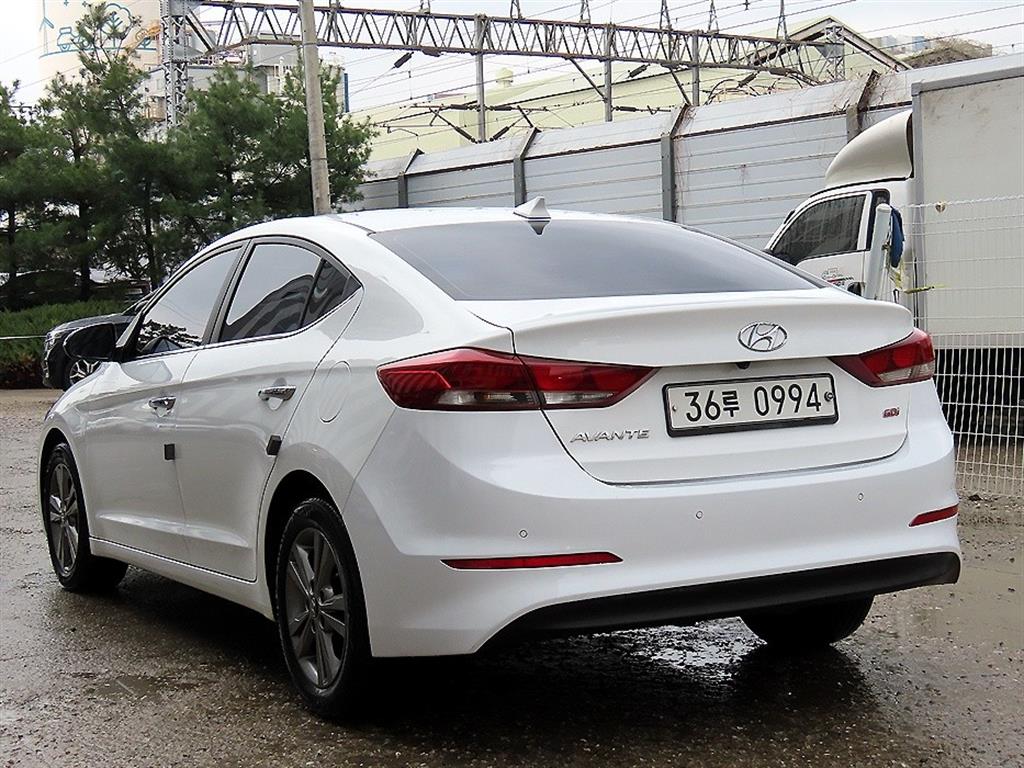 HYUNDAI Avante - Vista 3