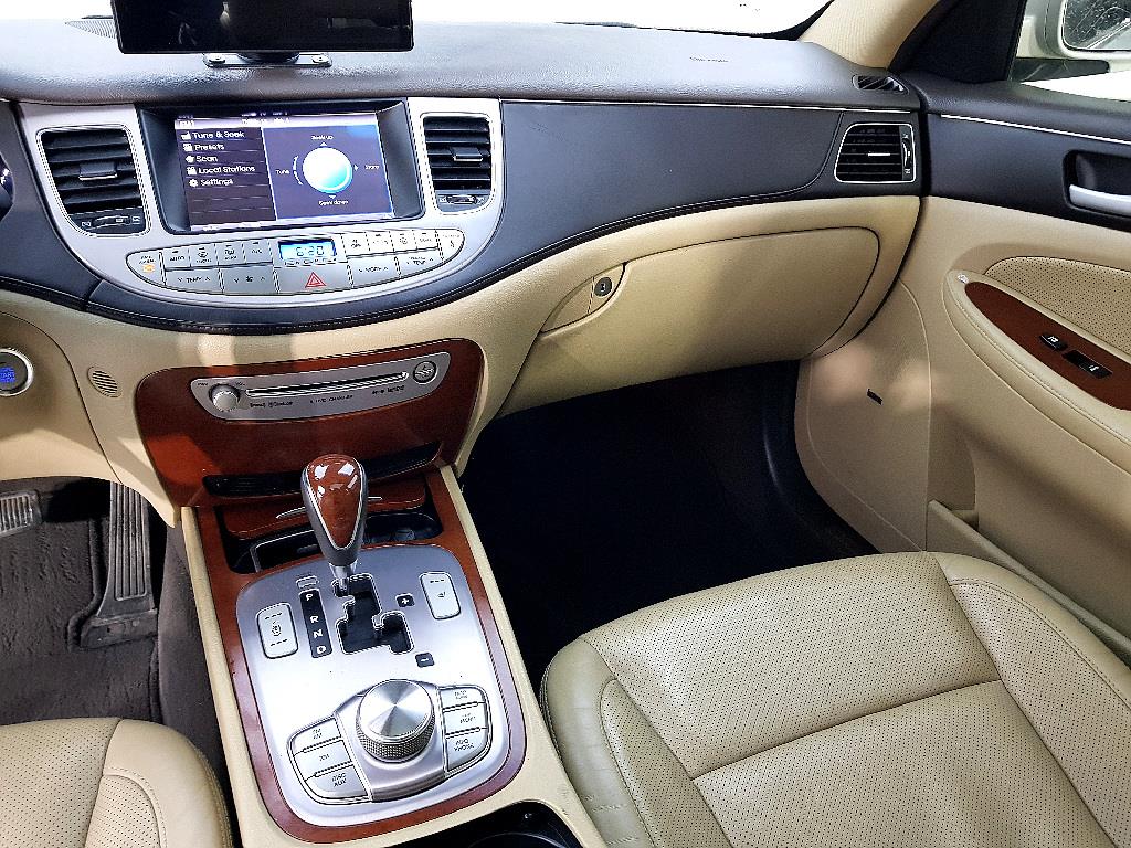 HYUNDAI Genesis - Vista 10
