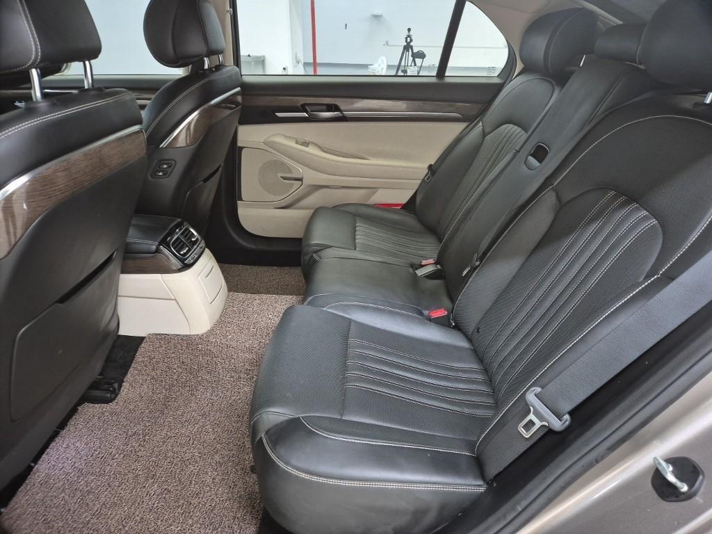 Genesis G90 - Vista 12