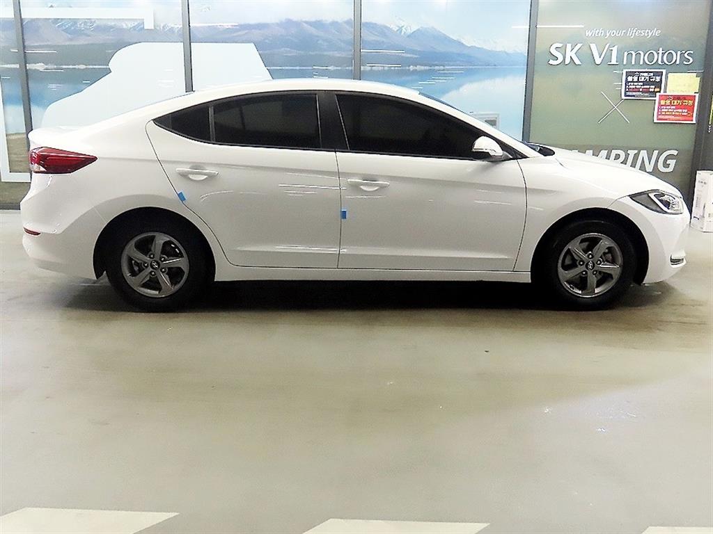 HYUNDAI Avante - Vista 3