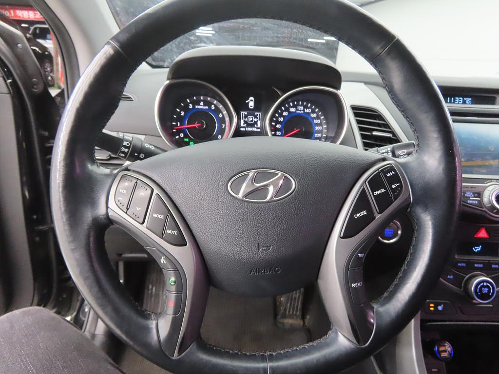 HYUNDAI Avante - Vista 9