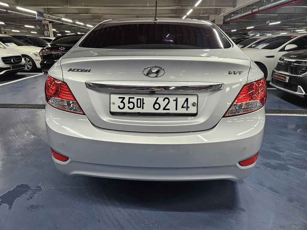 HYUNDAI Accent - Vista 4