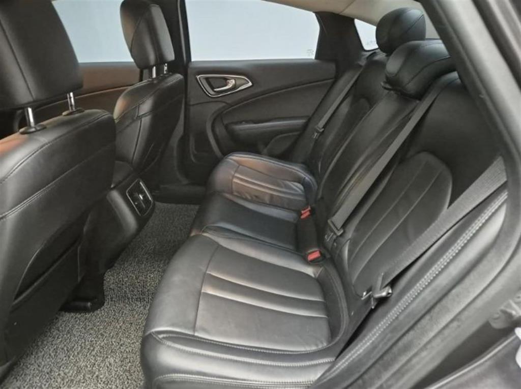 Chrysler 200 - Vista 12