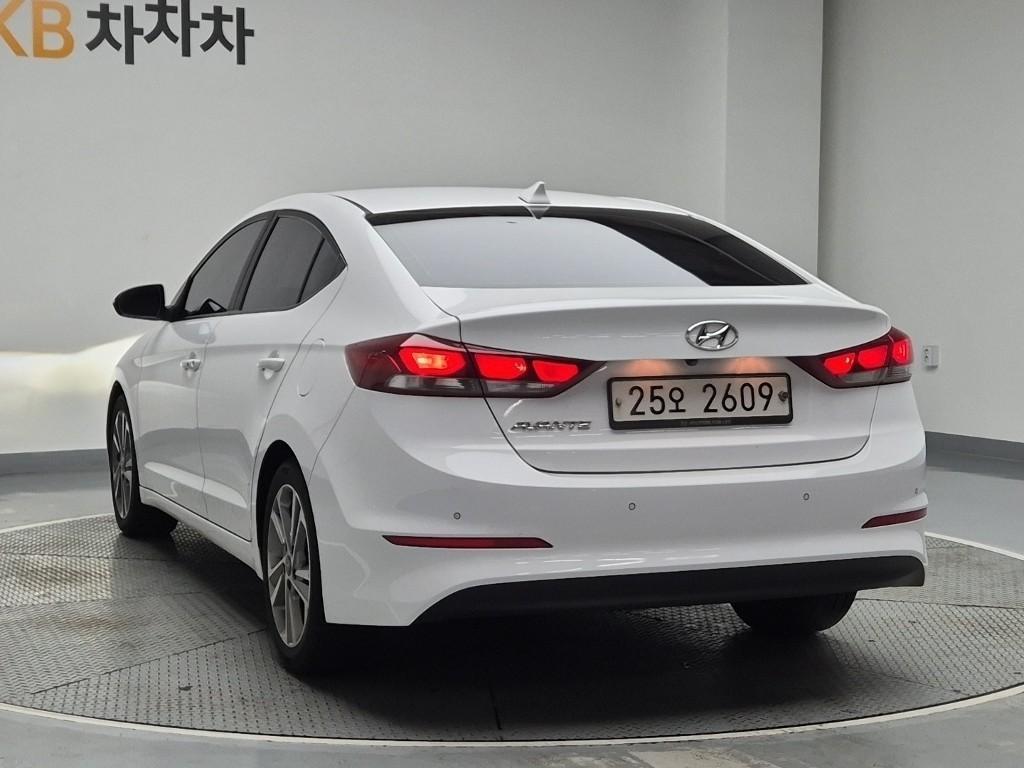 HYUNDAI Avante - Vista 2