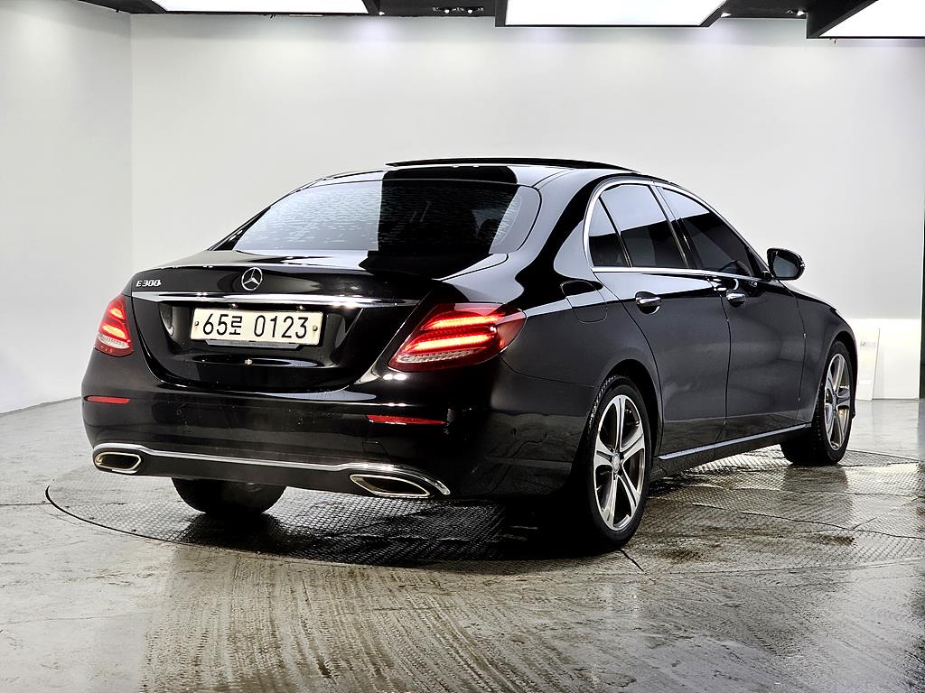 Mercedes Benz E class - Vista 4