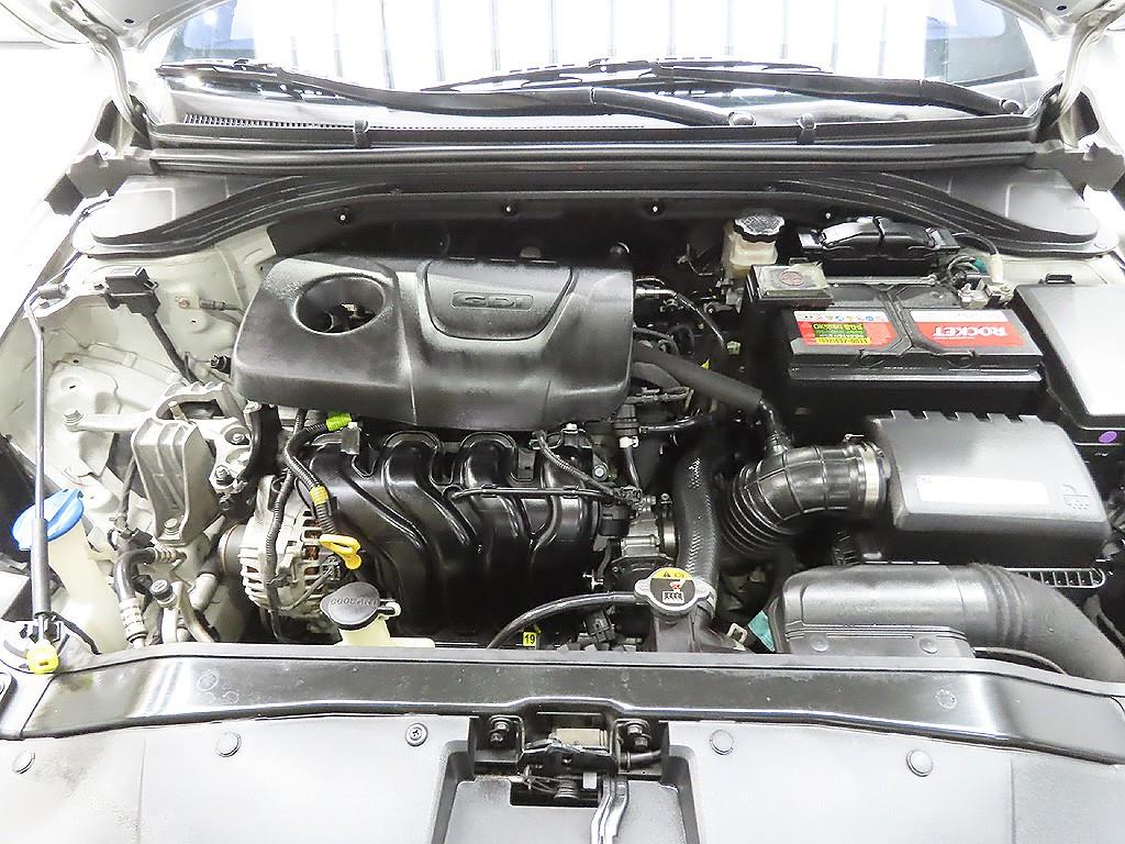 HYUNDAI Avante - Vista 11