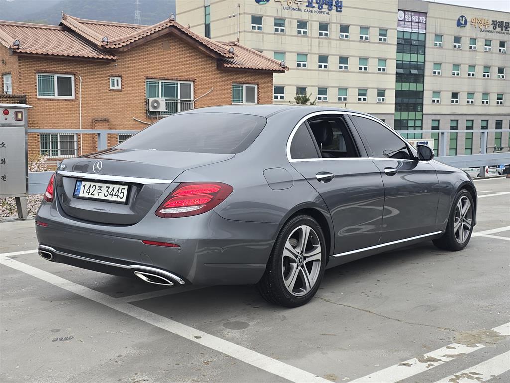 Mercedes Benz E class - Vista 4