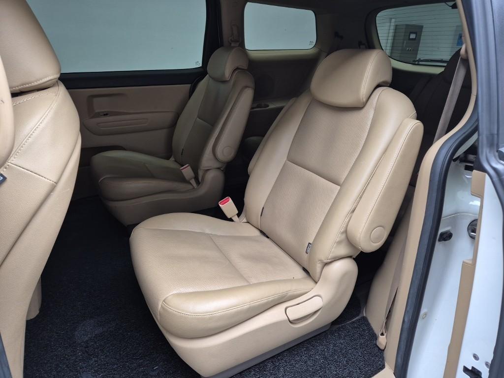 KIA Carnival - Vista 12