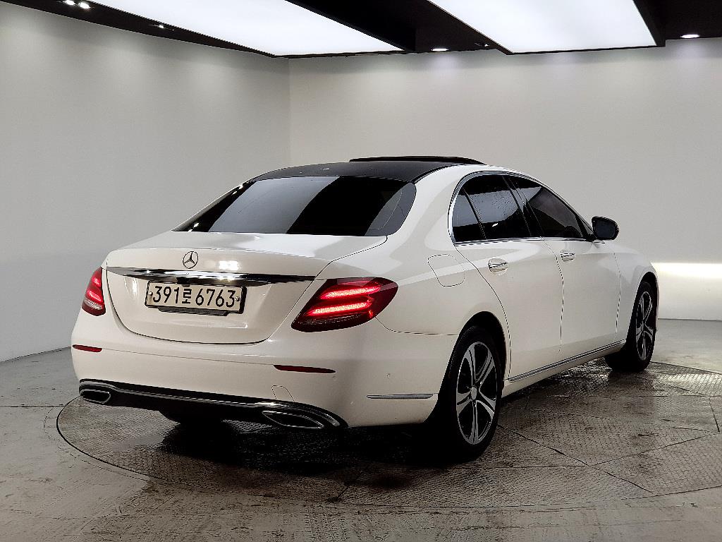 Mercedes Benz E class - Vista 4