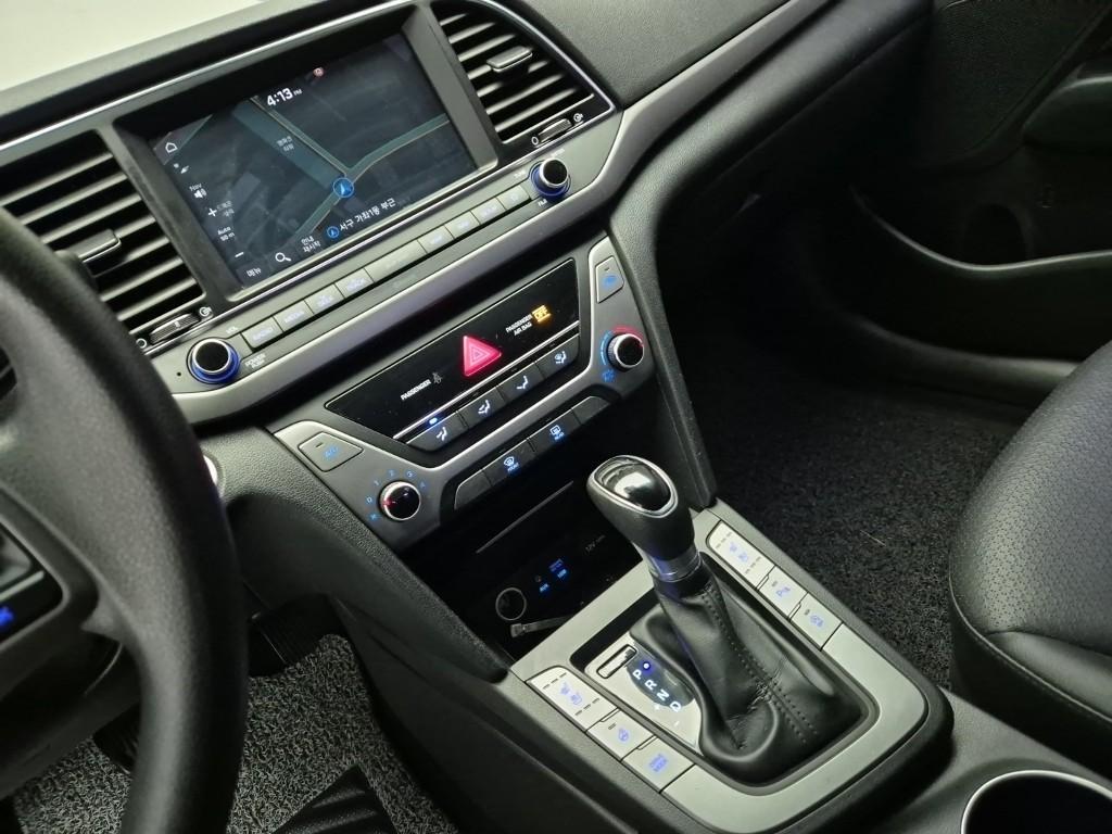 HYUNDAI Avante - Vista 10